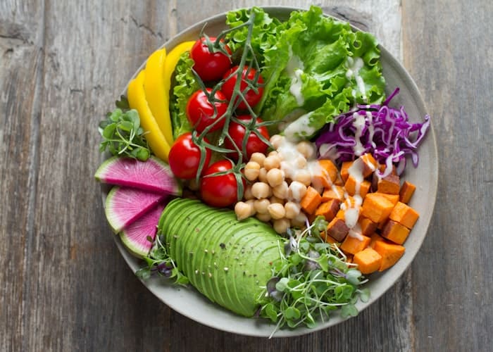 Frischer Salat und Gemüsebowl